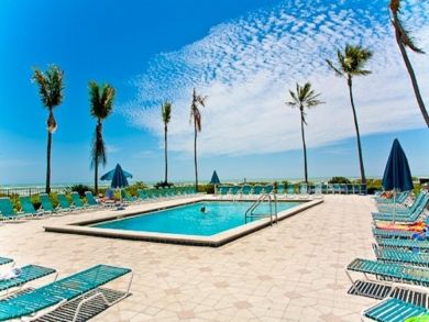 Large Patio with Sun Loungers Large Patio with Sun Loungers